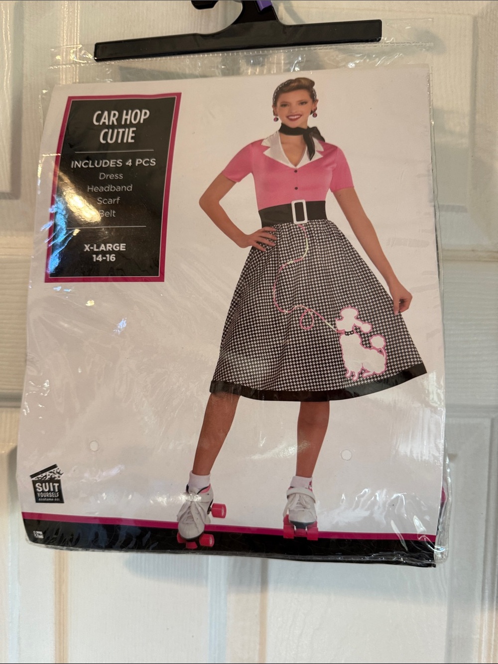 Like new women’s 50’s poodle skirt costume. Size XL